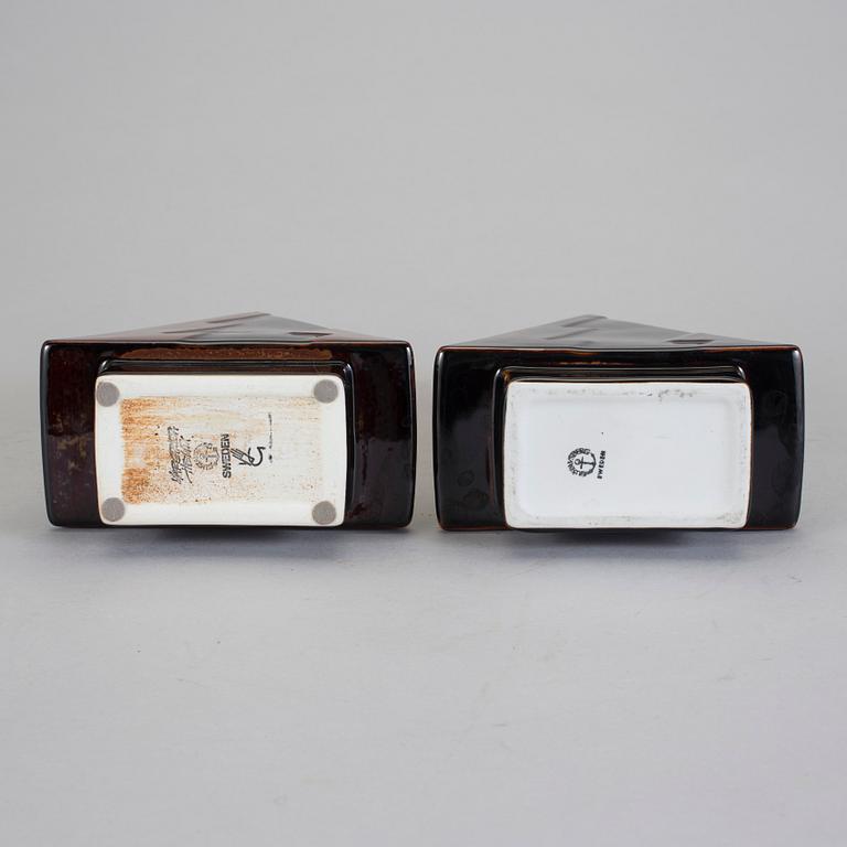 VASER, ett par, stengods. Margareta Hennix, Gustavsberg 1980-tal.