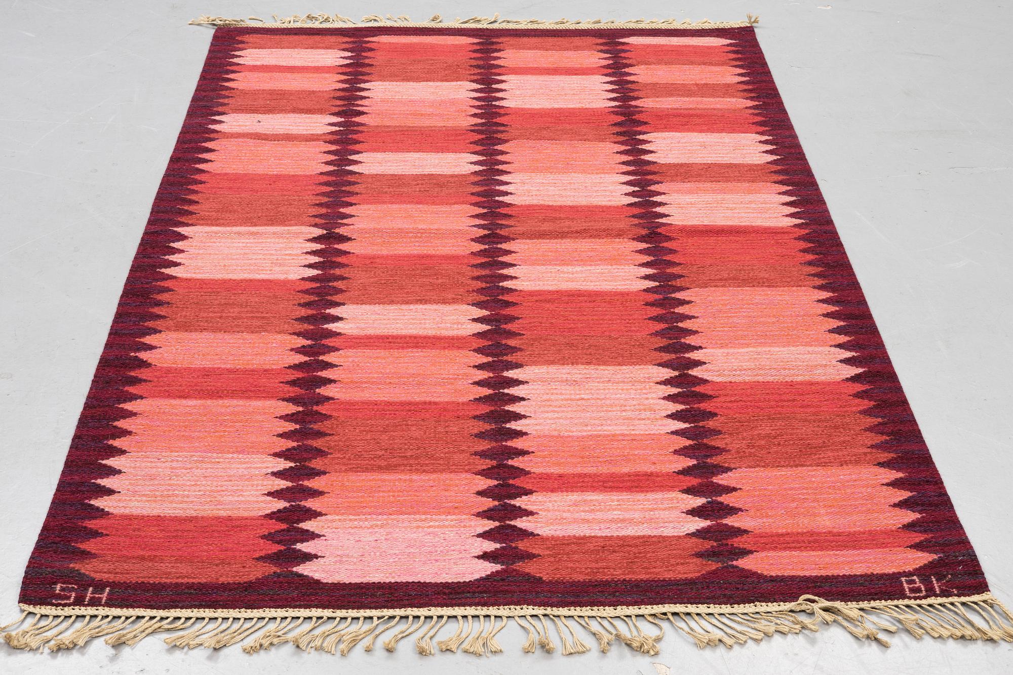 Berit Koenig , a carpet 'Viggen röd' flat weave, signed SH BK, ca 246 x 150 cm.