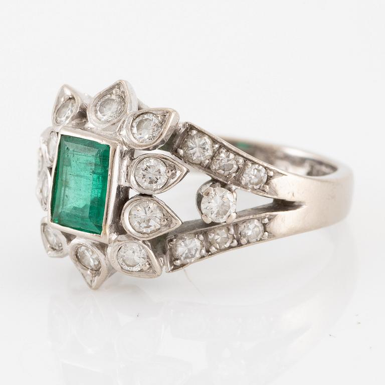 Ring 18K vitguld med smaragd och briljantslipade diamanter.