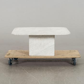 A MARBLE TOP COFFEE TABLE.  SECOND HALF OF 20TH CENTURY.