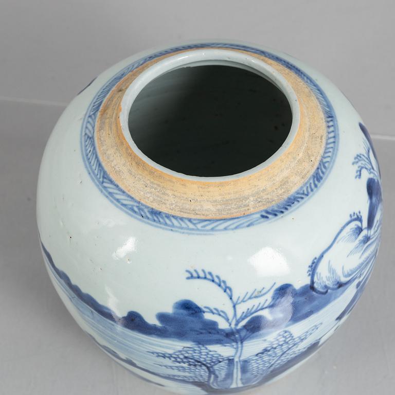 A Chinese porcelain vase, Qing Dynasty, 19th Century.