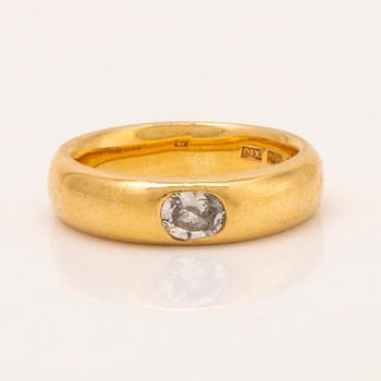 J Butler Malmö 1996 , ring 18K guld med en oval-slipad briljant ca 0,40 ct.