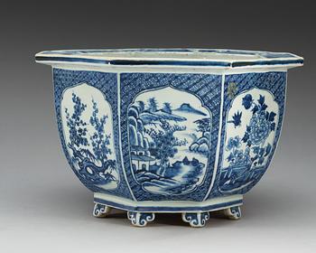 A large blue and white flower pot, Qing dynasty, Qianlong (1736-95).