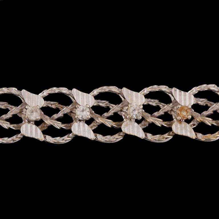 ARMBAND, 18k vitguld med 18 briljantslipade diamanter, tot ca 1,26 ct, Italien. Vikt ca 29,5 gram.