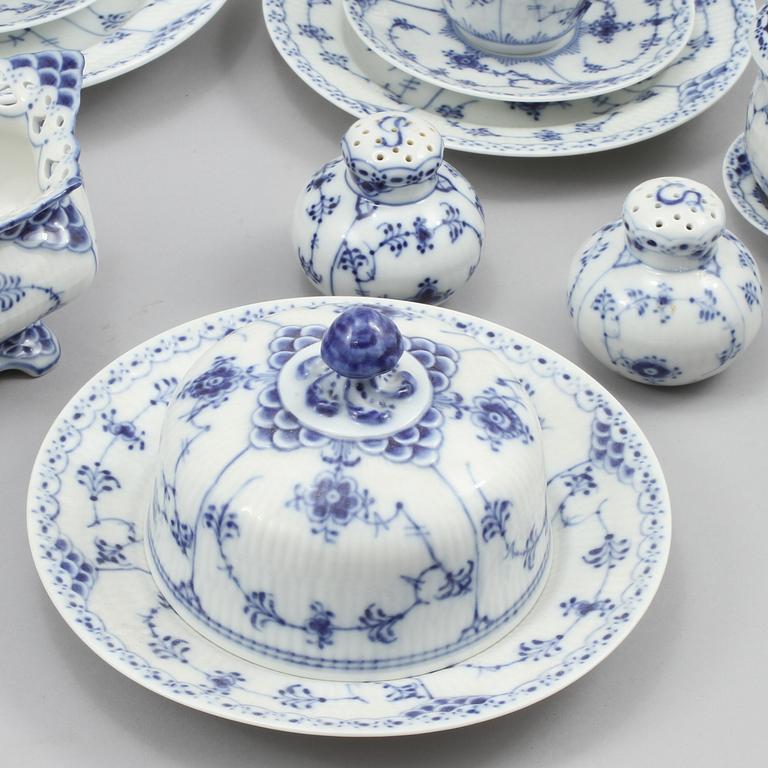 SERVISDELAR, 140 delar, "Musselmalet", porslin, Royal Copenhagen, 1900-talets andra hälft.