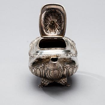 TEKANNA, silver, London, England 1810. Vikt 685 g.