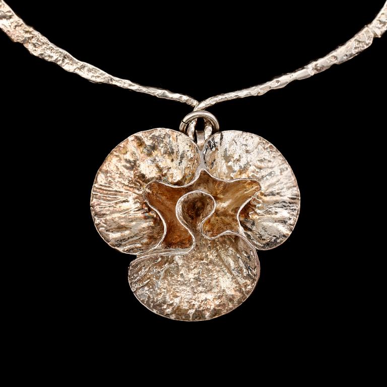 COLLIER MED HÄNGE, sterlingsilver, Theresia Hvorslev,  MEMA, Lidköping 1972. Total vikt ca 83 g.