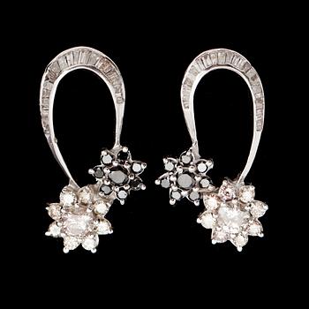 ÖRHÄNGEN, 1 par, vitguld, diamanter 3.06 ct.