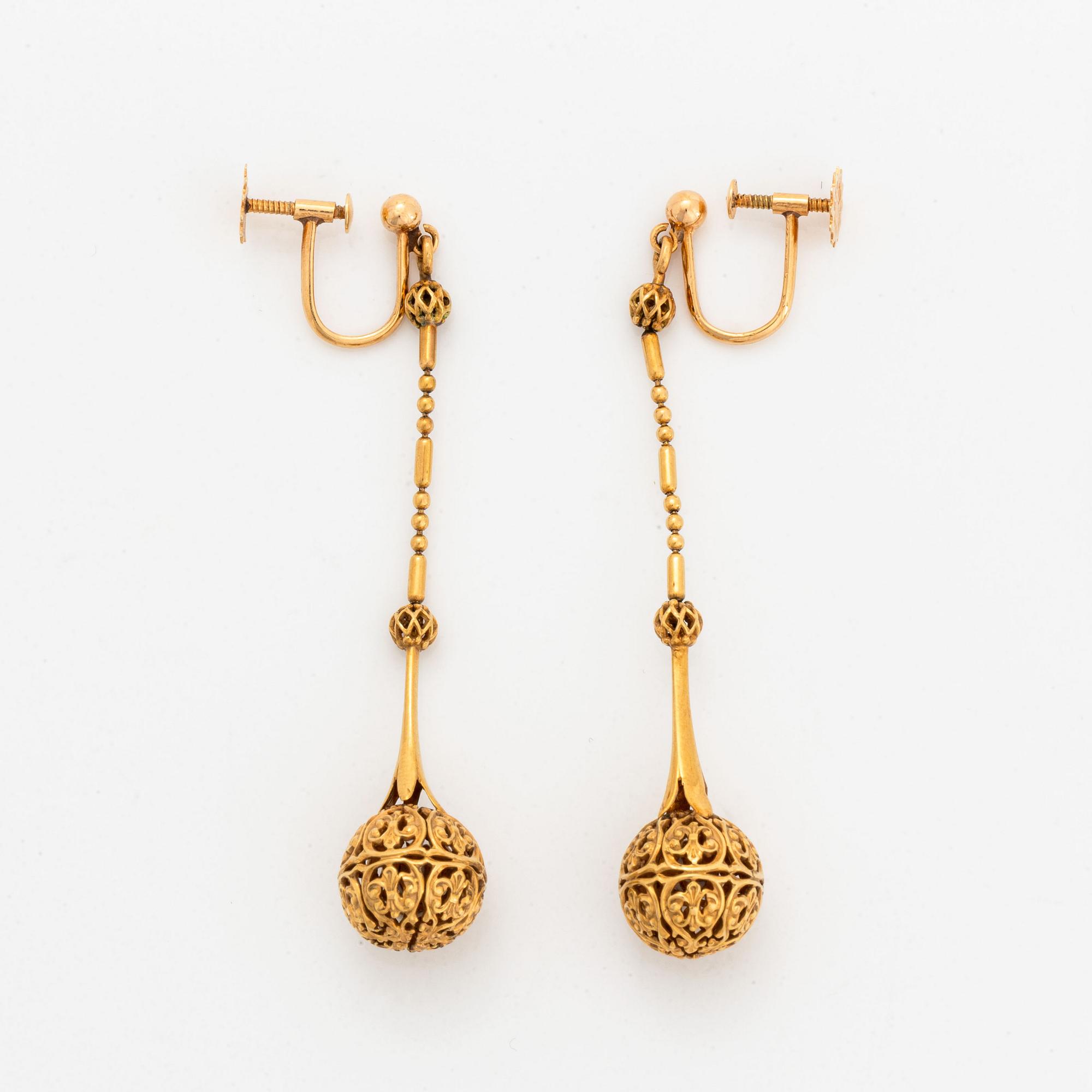 Ett par örhängen, guld.