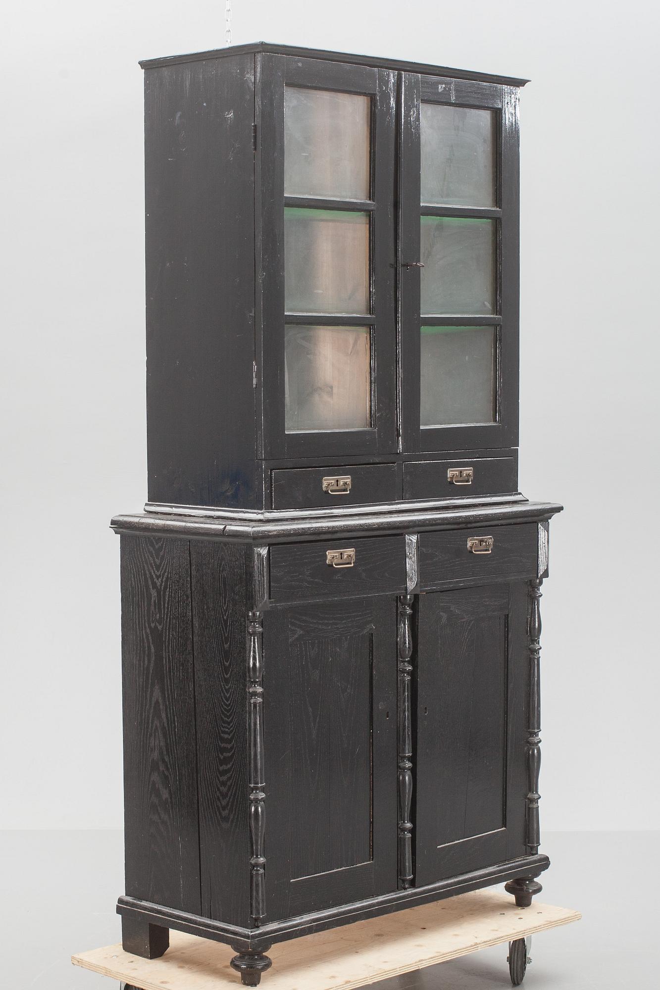 VITRINSKÅP, 1800-tal.