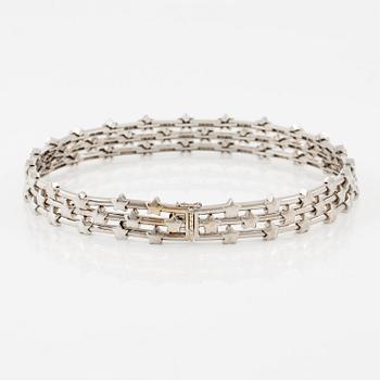 An 18K white gold necklace with round brilliant-cut diamonds.