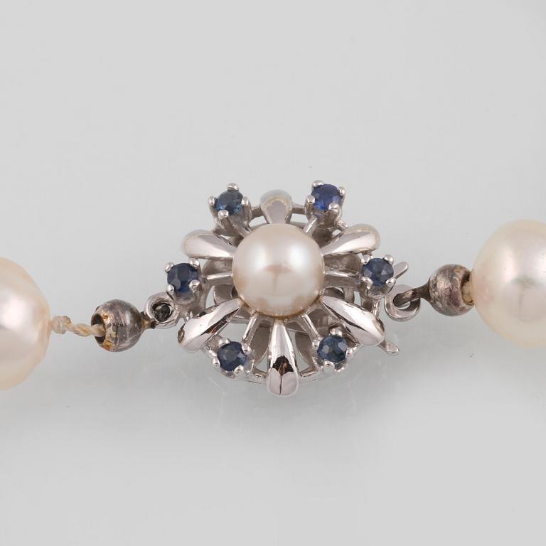 COLLIER, odlade sötvattenspärlor med lås i 18K vitguld med 6 fasettslipade blå safirer, utländska stämplar.