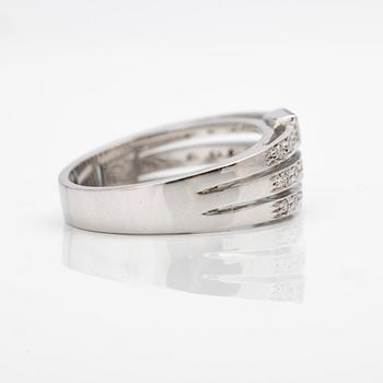 Ring, 18K white gold with aquamarines and brilliant-cut diamonds.