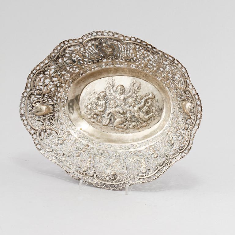 GALLERSKÅL, silver, utländska stämplar, 1900-talets första hälft. Vikt 475 g.