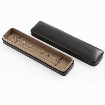 Ole Lynggaard, armband, "Shooting stars bracelet"18K guld med bland annat pärla, korall och stjärnmönster med briljantslipade diamanter.