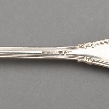 MATGAFFLAR SAMT MATSKEDAR, 8+4, silver, "Greque", Frans Holm & Co, Göteborg 1891. Tot ca 970 gram.