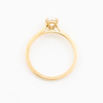 Ring 18K guld med ovalslipad diamant 0.72 ct, medföljande GIA dossier.