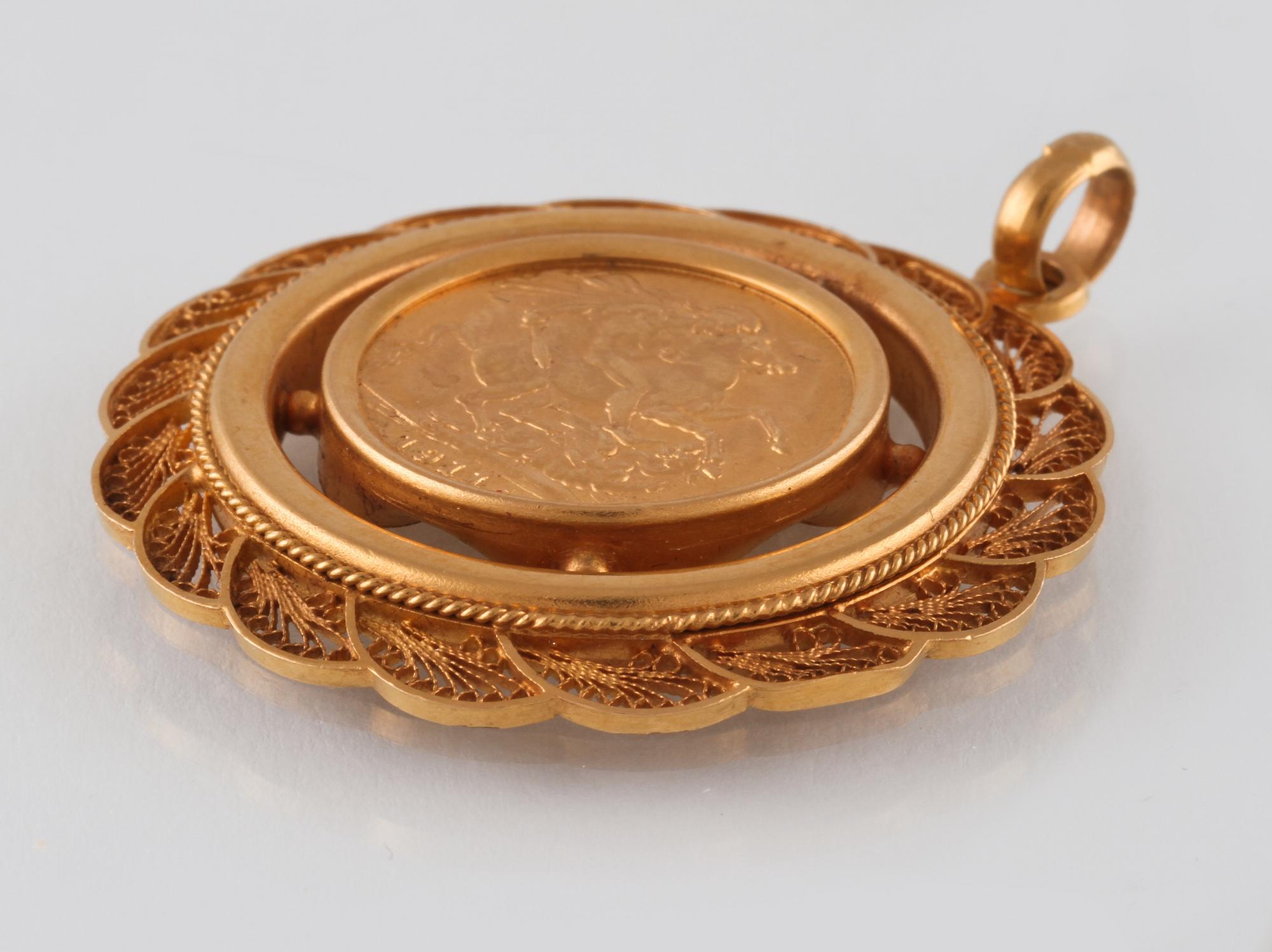 GULDMYNT, half souvereign, infattat i 18K guld. Vikt 18,4 gram.