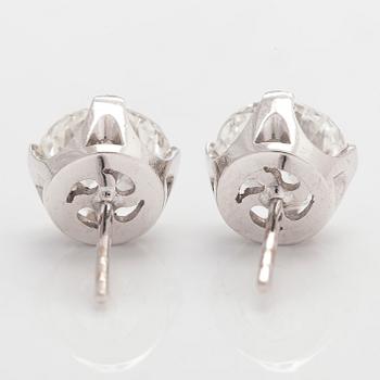 A pair of brilliant-cut diamond stud earrings in 18K white gold.