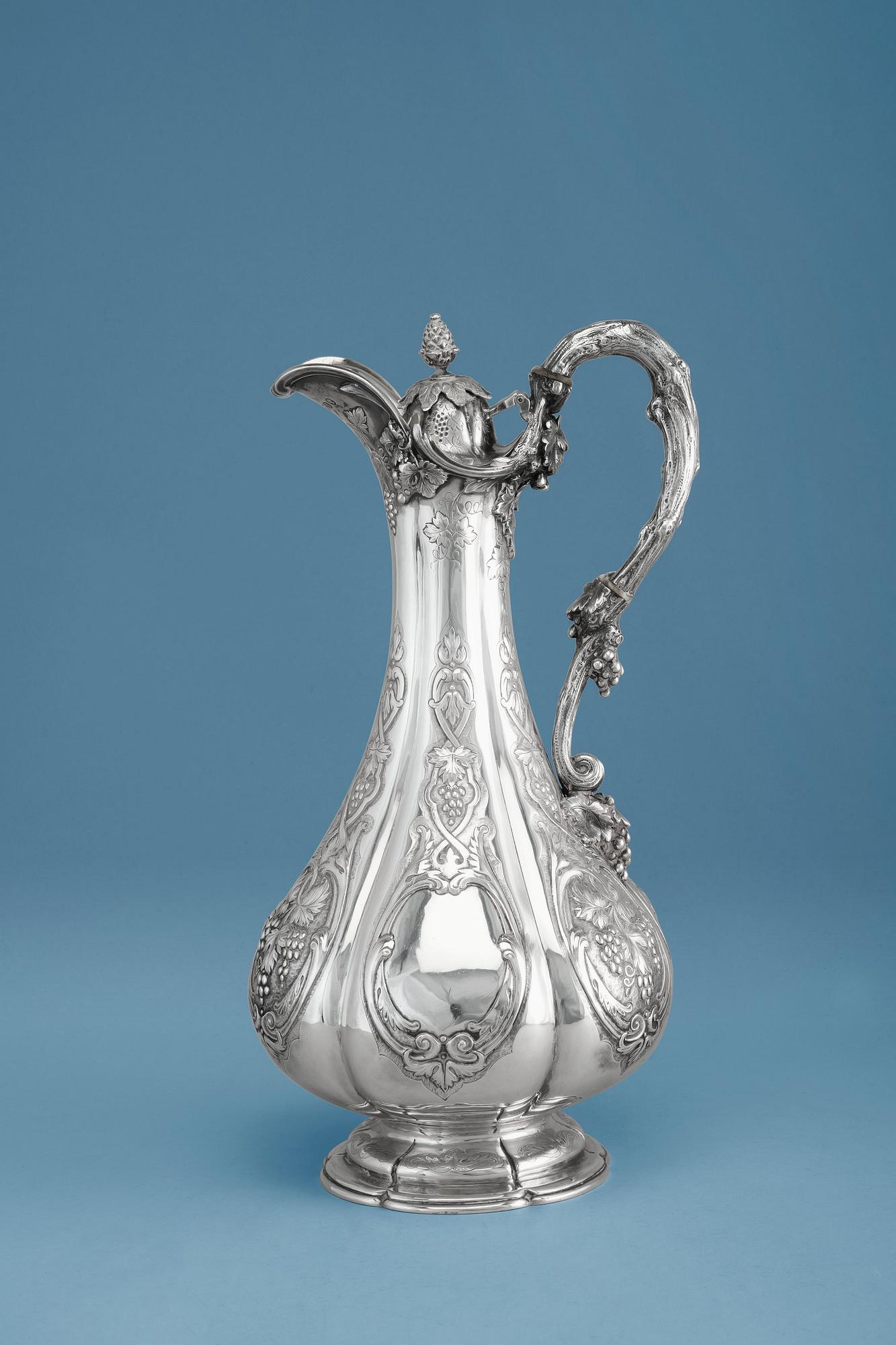 VIINIKANNU, sterling hopeaa E & J Barnard Lontoo 1866. Korkeus 35 cm, paino 1322 g.