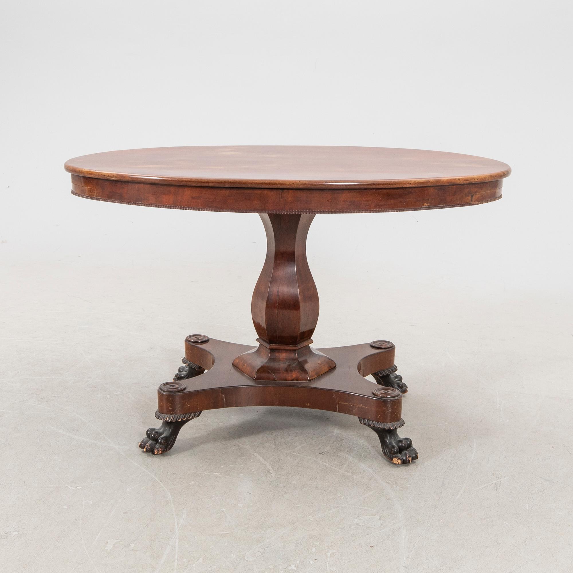 A mid 1800s late Empire mahogany table. - Bukowskis