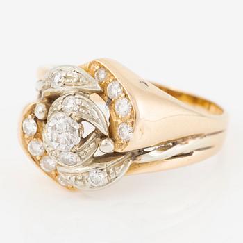 Ring, 18K guld med briljantslipade diamanter.