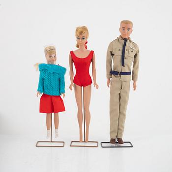 Barbie, dockor, 3 st, samt accessoarer och vinylgarderob, Mattel, 1960-tal.