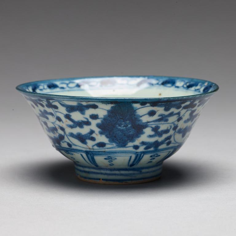 Two blue and white bowls, Qing dynasty, 19th century.