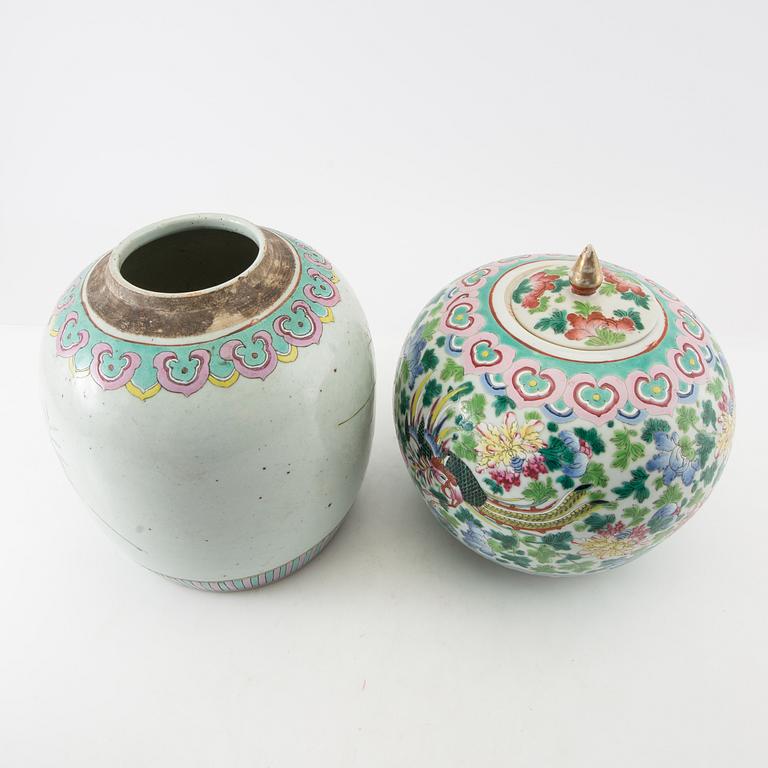 Lockurnor 2 st kina 1900-tal porslin.