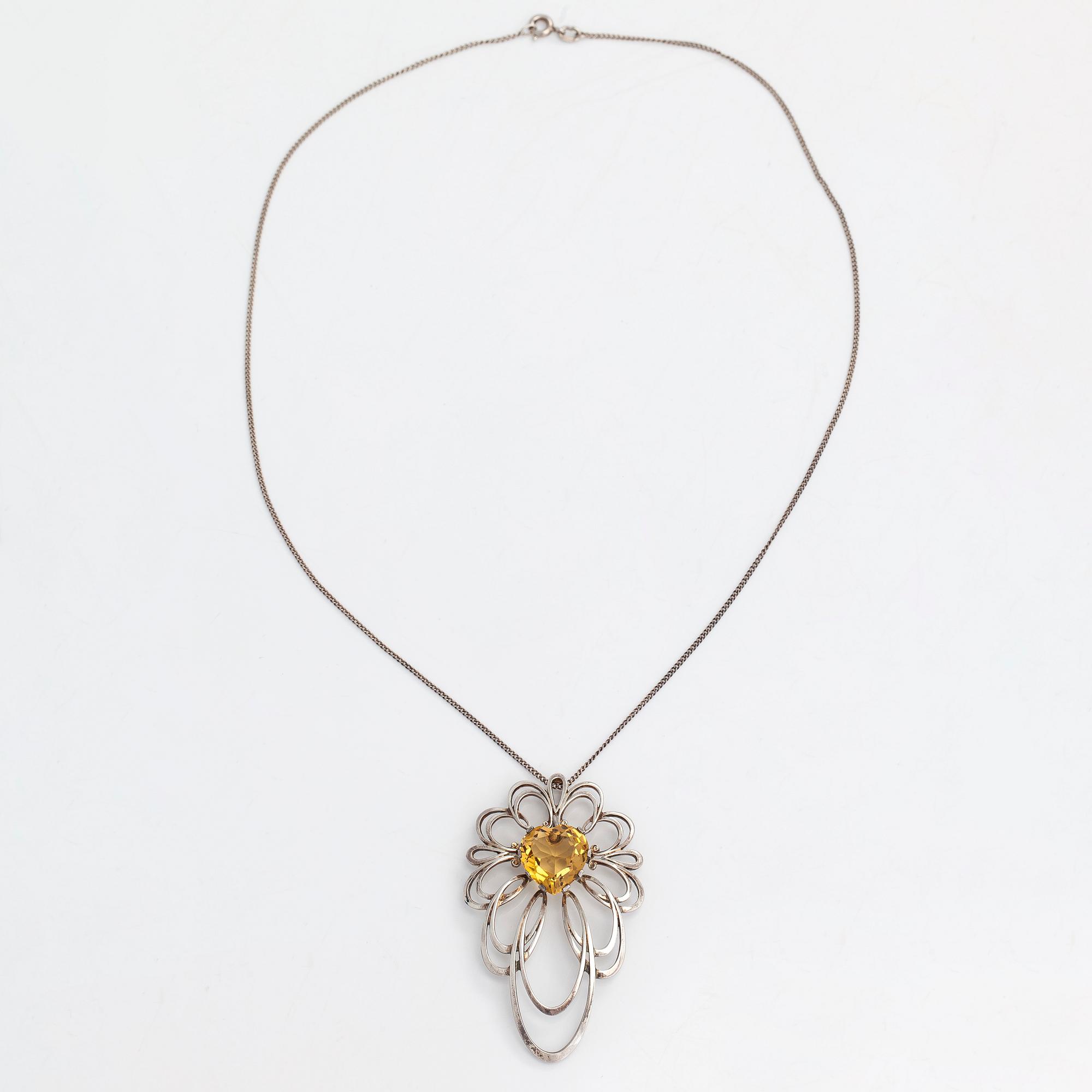 Oskar Pihl, Lucia kaulakoru/risti, 2-osainen, hopeaa ja sitriini. Tillander, Helsinki 1951.