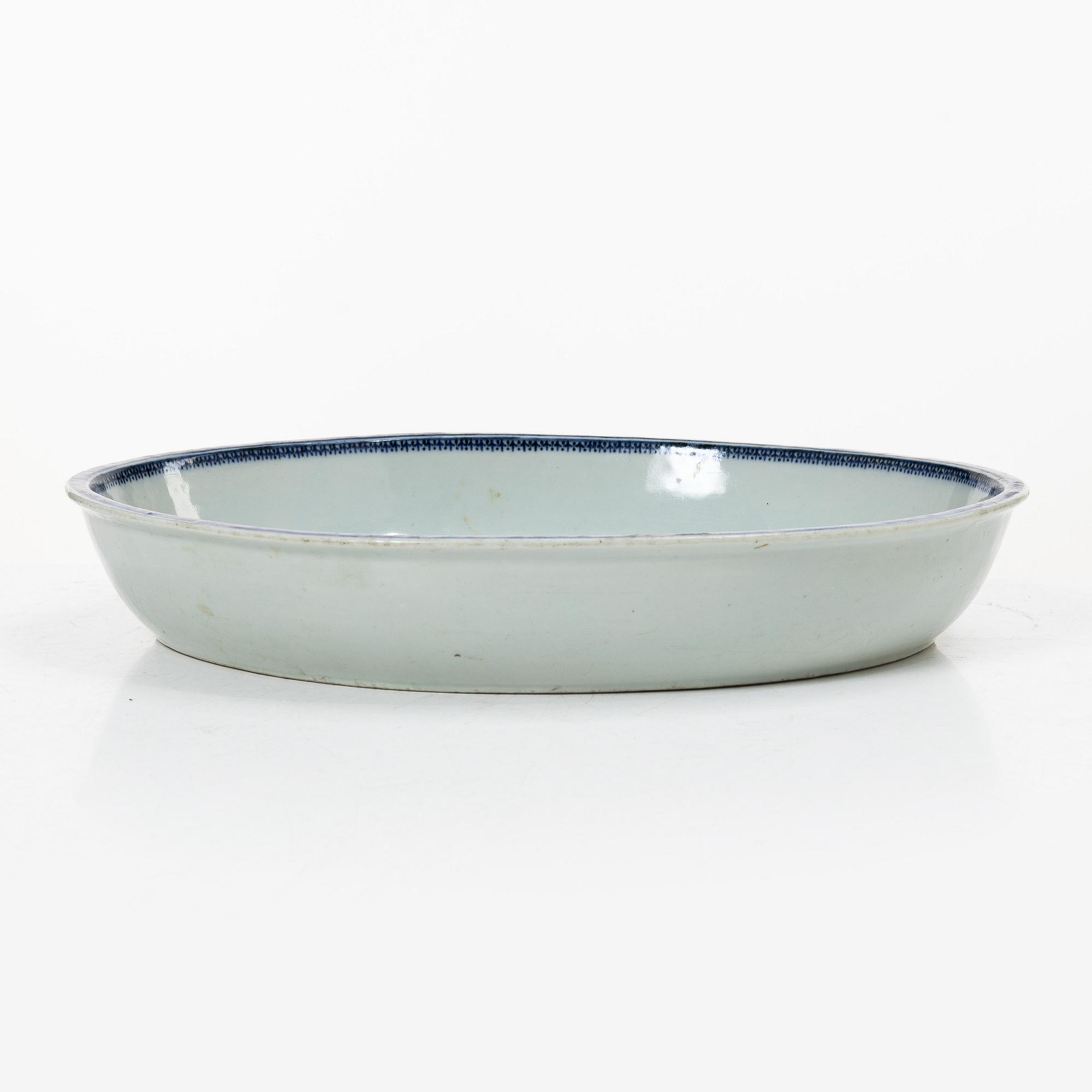 A blue and white export porcelain dish, China, Qianlong (1736-95).