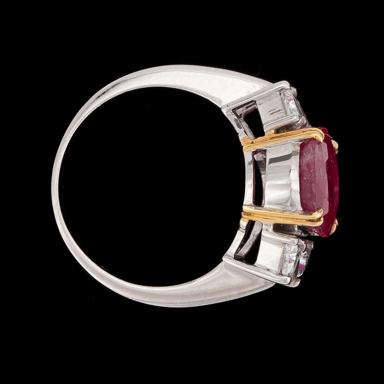 RING, oval fasettslipad rubin, ca 3.70 ct samt 6 briljantslipade diamanter, tot ca 1 ct.