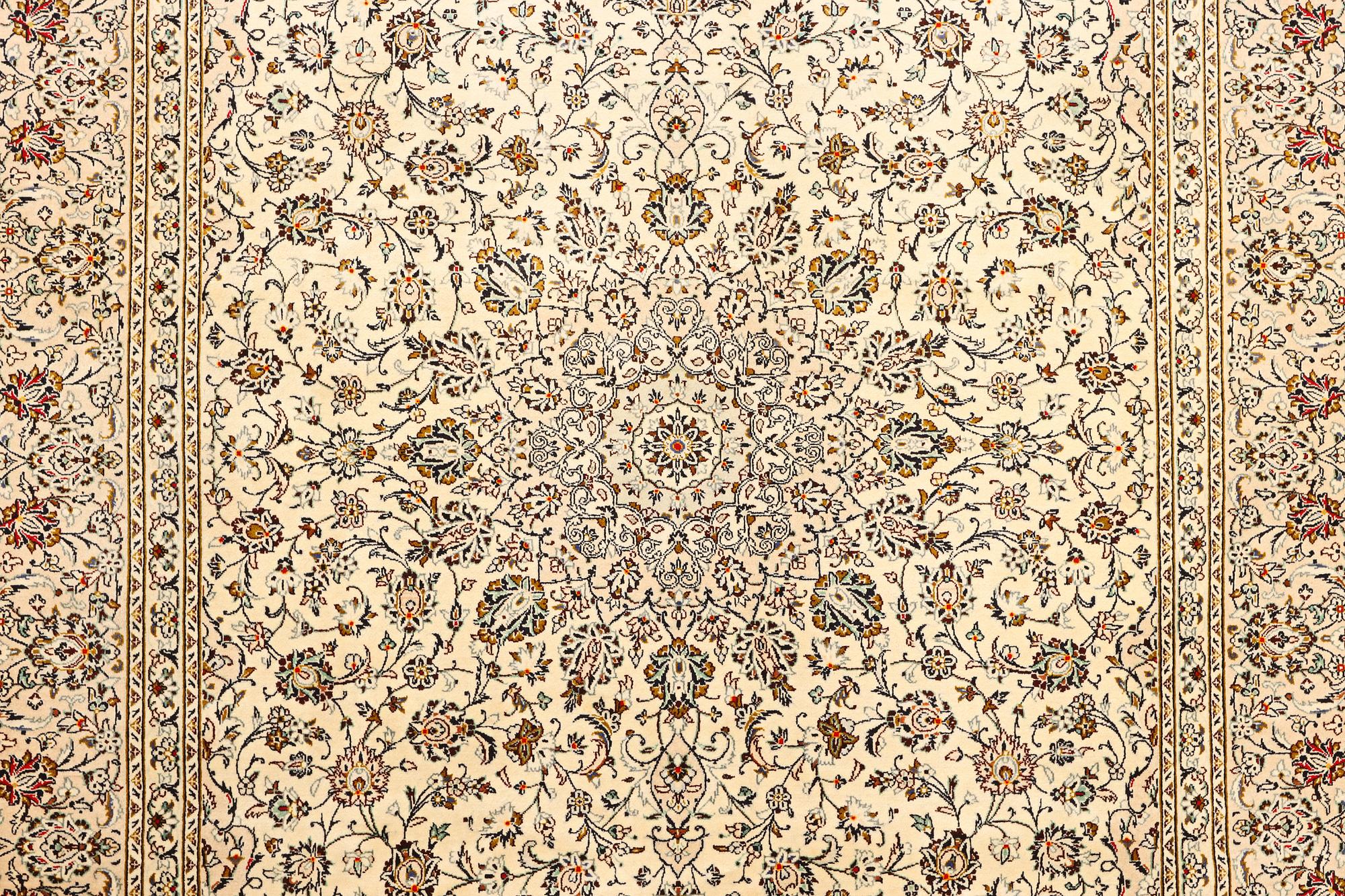 A Kashan carpet, a. 405 x 295 cm.