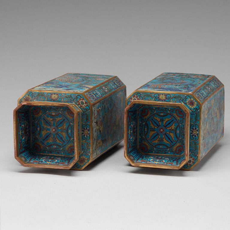 VASER, ett par, cloisonné. Qingdynastin, med Qianlongs fyra karaktärers märke.