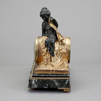 BORDSPENDYL, Louis XVI-stil, omkring år 1900.