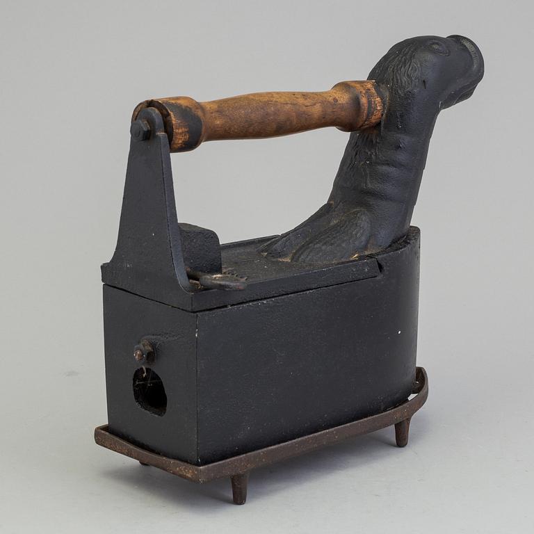 STRYKJÄRN PÅ STÄLL, gjutjärn, Husqvarna, 1800-tal.