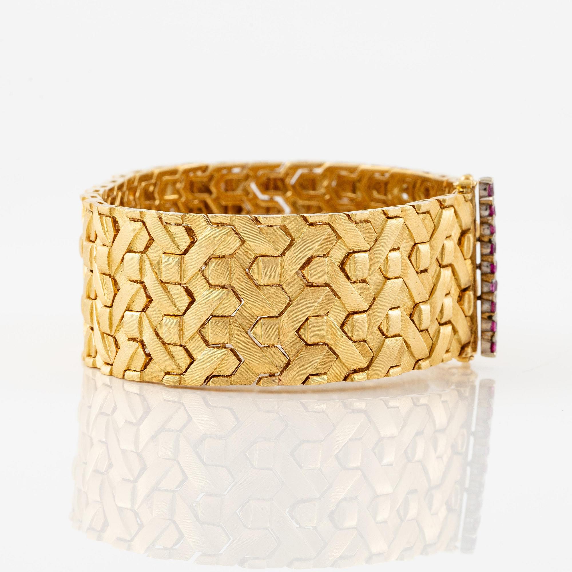 A bracelet in 18K gold with eight-cut diamonds and pink stones.