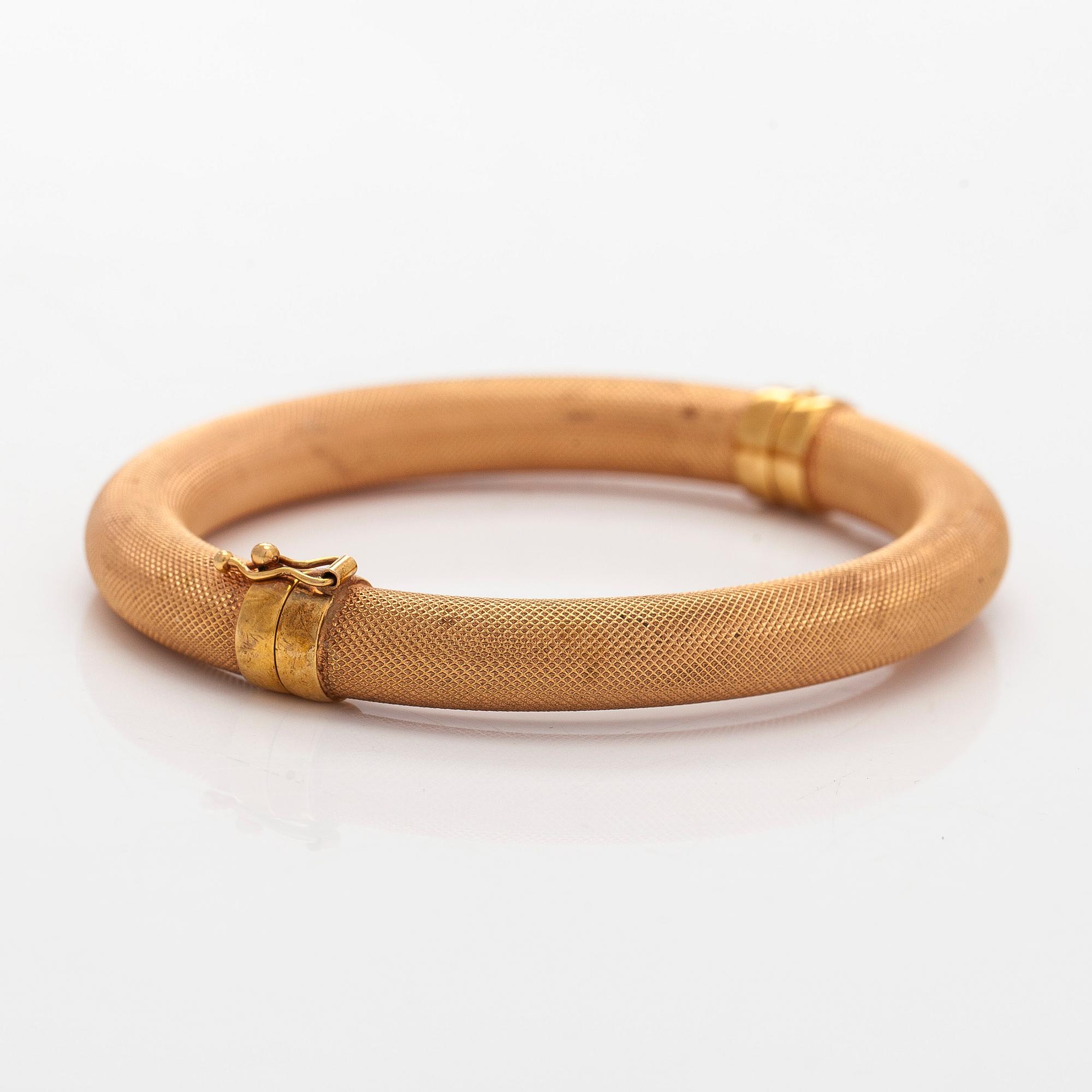An 18K gold bracelet, Italy.