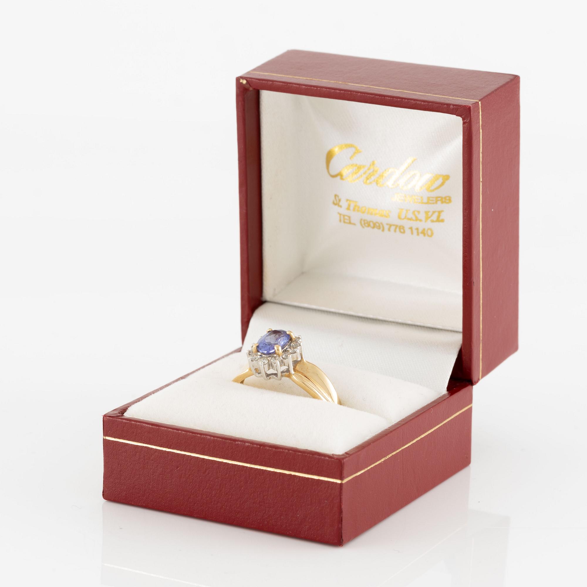 Ring, 14K gold with tanzanite and brilliant-cut diamonds.