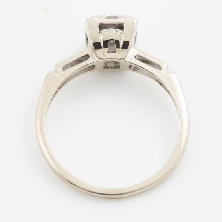Ring, solitaire, 14K white gold with brilliant-cut diamond.