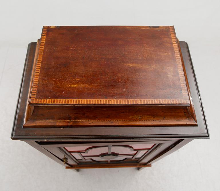 VITRINSKÅP, England, 1900-talets första hälft.