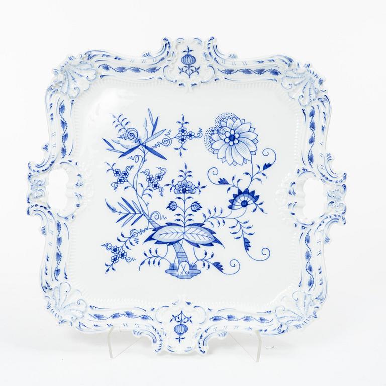 Meissen, a porcelain 'Onion pattern/Zwiebelmuster' tray, Germany.