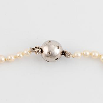 Cultured saltwater pearl necklace, clasp white gold with brilliant cut diamonds.