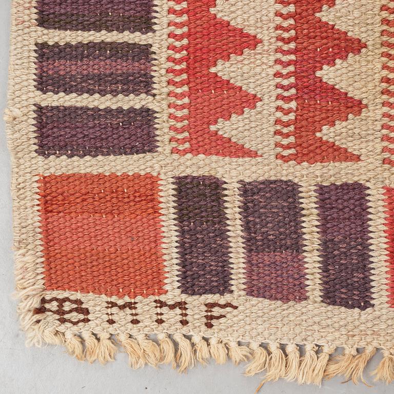 Barbro Nilsson, Matto, "Salerno röd", flat weave, ca 387-390,5 x 257,5-266 cm, signed AB MMF BN.