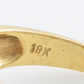 Ring, 18K guld med safirer och små briljantslipade diamanter.