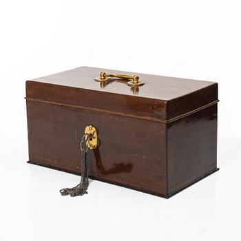 A mahogany box, 19th century.