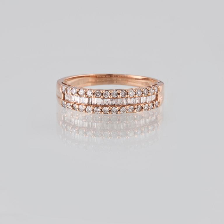 RING, 18K guld med briljant och baguetteslipade diamanter ca 0.14 ct. Vikt 2,6 gram.