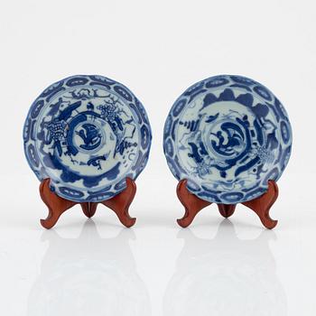 A group of 17 Chinese porcelain objects, China, late Qing/20th Century.