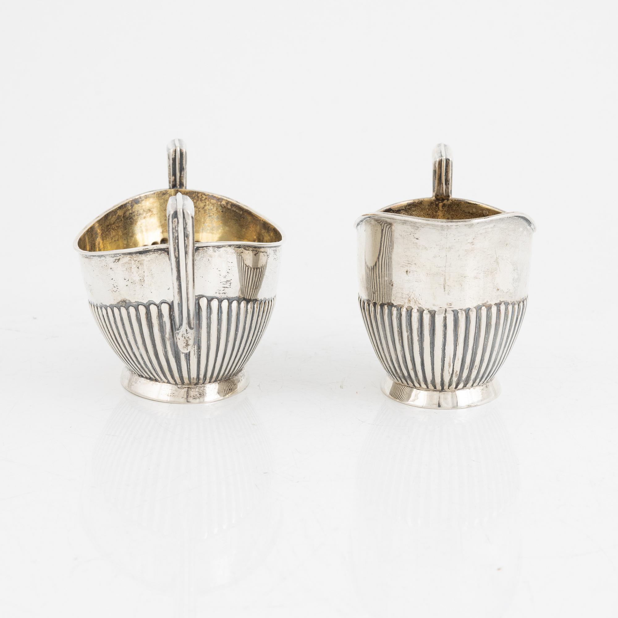 K Anderson, sockerskål och gräddkanna, 2 delar, silver, Stockholm 1908. Gustaviansk stil.