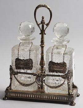 FLASKSTÄLL MED KARAFFER, nysilver, Ny Louis XVI-stil, tidigt 1900-tal.